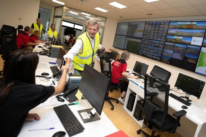 Rueda, durante la viista al centro de coordinación operativa integrada (Cecopi) por los incendios.