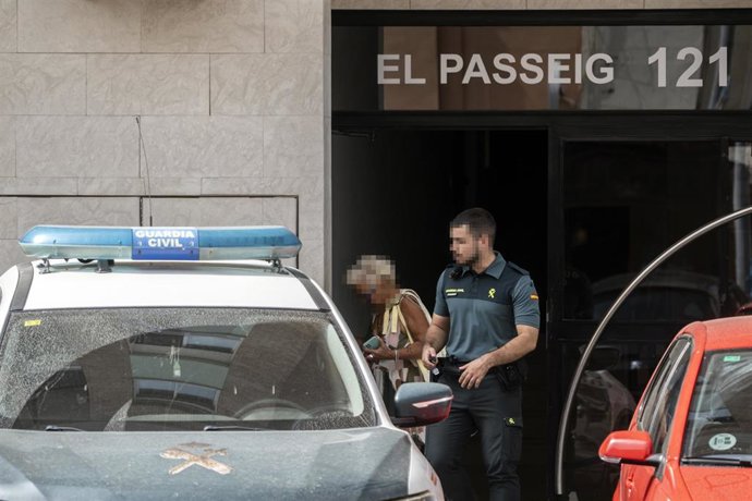 Un agente de la Guardia Civil frente al domicilio de Riba-roja de Túria (Valencia) donde un subinspector de Policía Nacional retirado ha sido hallado muerto.