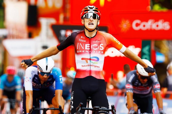 O ciclista britânico Ben Turner comemorando sua vitória na quarta etapa da La Vuelta 2025.