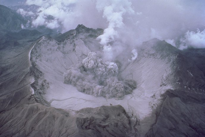 Archivo - Cráter del Monte Pinatubo