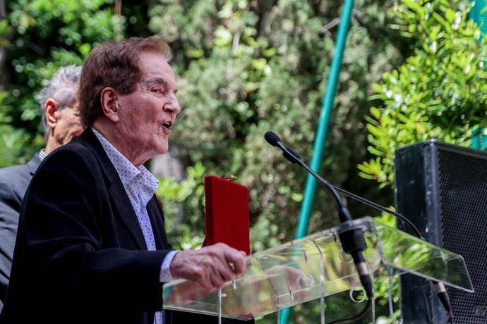 Archivo - El integrante del Dúo Dinámico, Manuel de la Calva  interviene durante la concesión de la Medalla de Honor de SGAE, en la sede de SGAE de Madrid, a 9 de mayo de 2024, en Madrid (España). La Junta Directiva de la Sociedad General de Autores y Edi