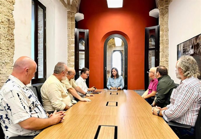 La alcaldesa de San Fernando (Cádiz), Patricia Cavada, en un encuentro con los seis trabajadores del Centro de Ensayos de Torregorda afectados por los impagos