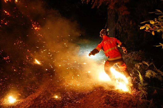 Un bombero trabaja para la extinción del incendio en A Pobra de Brollón, Lugo, Galicia (España). 