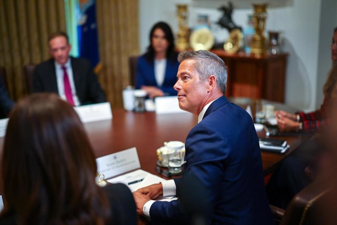 Archivo - El secretario de Transporte de Estados Unidos, Sean Duffy, participa en una reunión del Gobierno