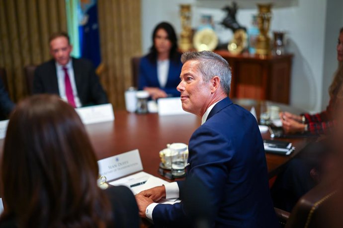 Archivo - 8 de julho de 2025, Washington, Distrito de Columbia, EUA: O secretário de transportes dos Estados Unidos, Sean Duffy, fala enquanto o presidente dos EUA, Donald J. Trump, participa de uma reunião de gabinete na sala de gabinete da Casa Branca e