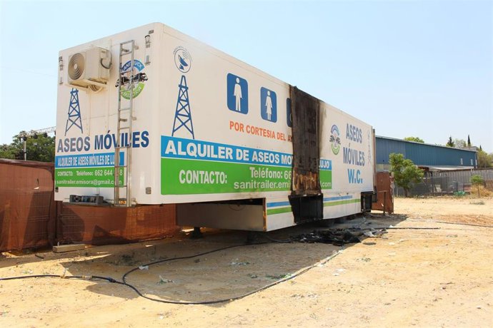 Semirremolque que contenía los aseos portátiles instalados por el Ayuntamiento de La Rambla en el recinto ferial, que presuntamente roció el varón con gasolina, provocando un incendio mientras dentro se encontraba un trabajador.