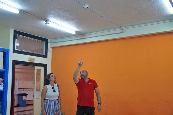 La concejala de Educación, María Tornel, conoce de primera manos las labores de instalación de nuevos elementos de protección contra incendios en los colegios