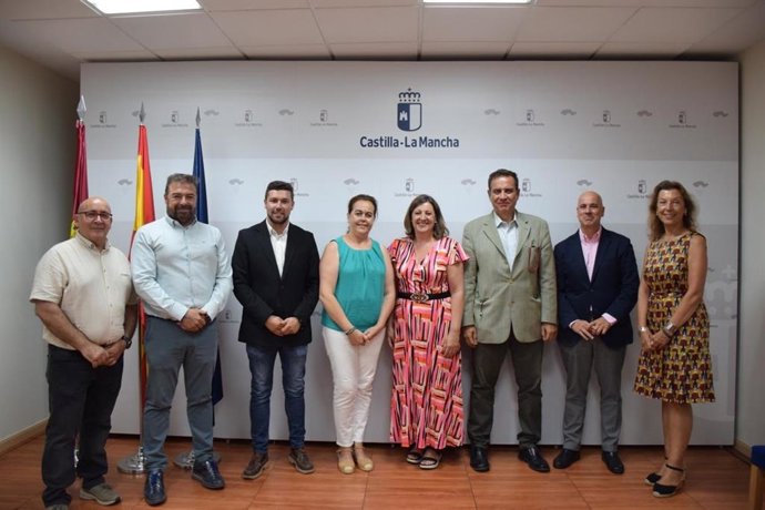 Reunión de la consejera de Economía, Empresas y Empleo, Patricia Franco, con la alcaldesa de Villarrubia de Santiago, Conchi Monzón.