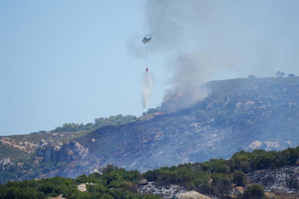 Medios aereos trabaan en la zona quemada del fuego de Tarifa. A12 de agosto de 2025. en Tarifa, Cádiz (Andalucía, España). (Foto de archivo).