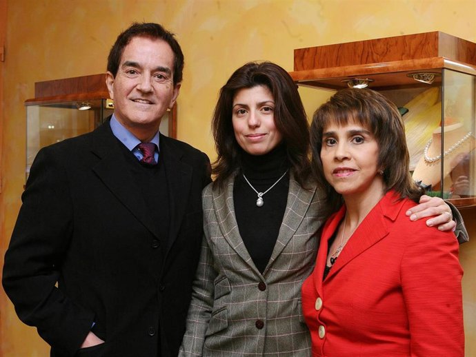 Archivo - (Foto De ARCHIVO) POSADO DE VICTORIA DE LA CALVA JUNTO A SUS PADRES