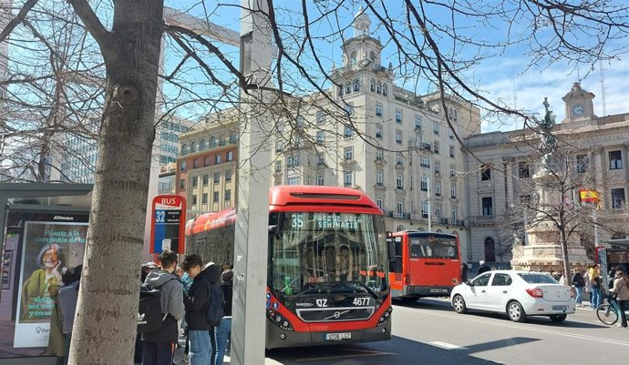 Archivo - Autobús urbano de Zaragoza en la plaza de España, línea 35.