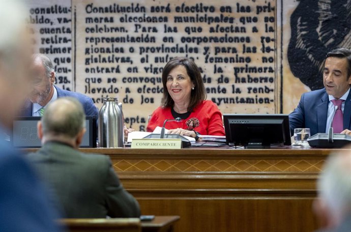 A Ministra da Defesa, Margarita Robles (c), durante seu comparecimento perante a Comissão de Defesa do Senado, em 26 de agosto de 2025, em Madri (Espanha). Durante seu comparecimento, ela informou sobre as medidas adotadas por seu ministério diante da gra