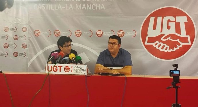 Los secretarios generales de UGT y CCOO Albacete, Francisco Javier González y Paco Gómez, en rueda de prensa.