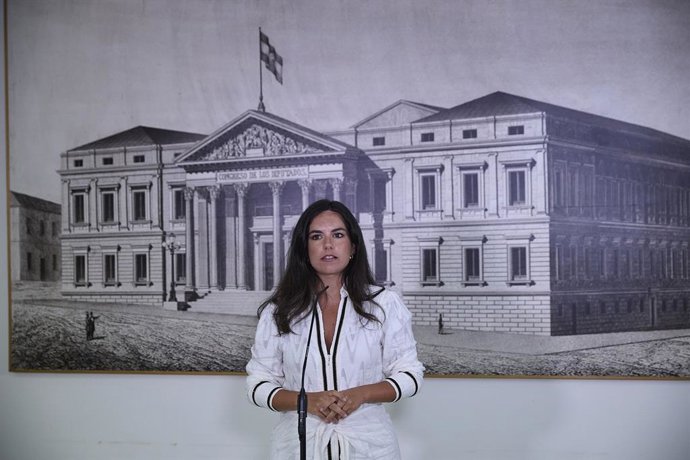 A porta-voz da VOX no Congresso, Pepa Millán, faz declarações à mídia após a reunião da Delegação Permanente, no Congresso dos Deputados, em 26 de agosto de 2025, em Madri (Espanha).  A Deputação Permanente do Congresso, o único órgão do