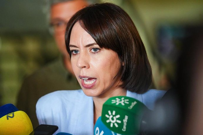 La ministra de Ciencia, Innovación y Universidades, Diana Morant atiende a los medios tras su visita al (EBD-CSIC) a 26 de agosto de 2025 en Sevilla, Andalucía (España). La ministra de Ciencia, Innovación y Universidades, Diana Morant, ha visitado la Esta