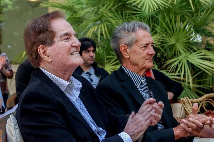 Archivo - Los integrantes del Dúo Dinámico, Manuel de la Calva (i) y Ramón Arcusa (d), aplauden durante la concesión de la Medalla de Honor de SGAE, en la sede de SGAE de Madrid, a 9 de mayo de 2024, en Madrid (España). 