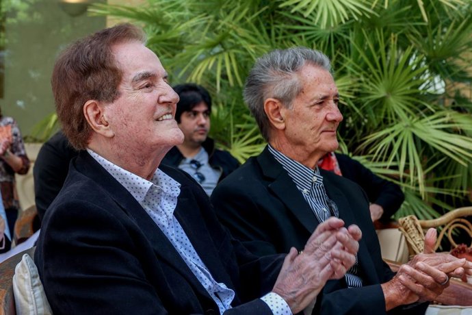 Archivo - Los integrantes del Dúo Dinámico, Manuel de la Calva (i) y Ramón Arcusa (d), aplauden durante la concesión de la Medalla de Honor de SGAE, en la sede de SGAE de Madrid, a 9 de mayo de 2024, en Madrid (España). La Junta Directiva de la Sociedad G