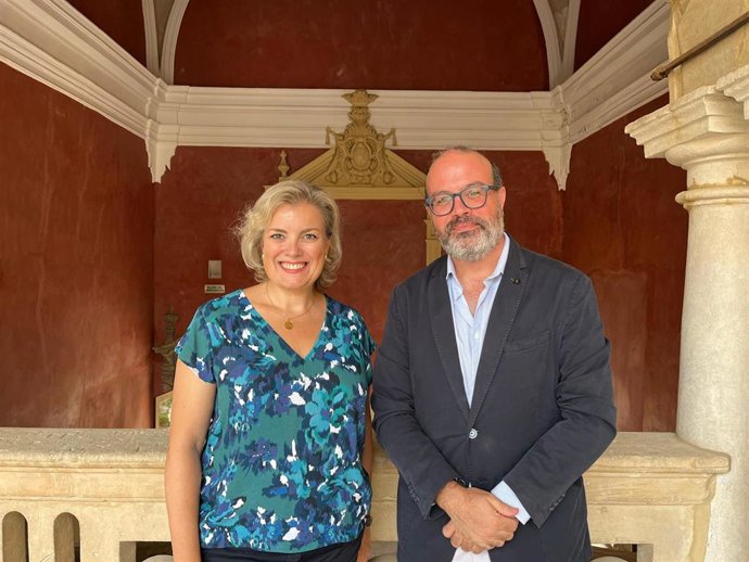 Mercedes Simal y Felipe Serrano, en la sede Antonio Machado de la UNIA.