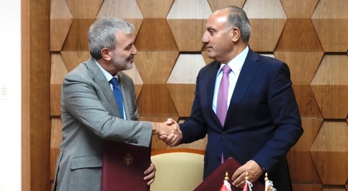 Los alcaldes de Barcelona, Jaume Collboni, y de Amman, Yousef Al Shawarbeh.