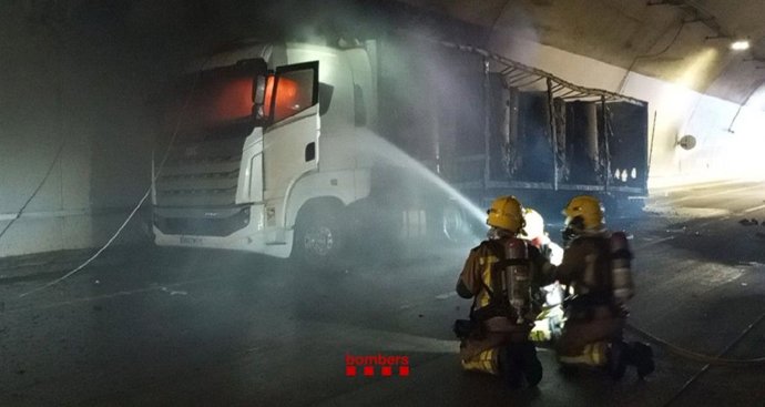Extinción de un incendio en un camión que transportaba papel en Abrera (Barcelona)