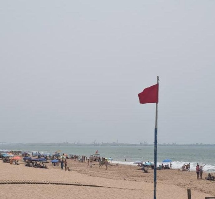 Bandera roja en una playa de El Puerto de Santa María