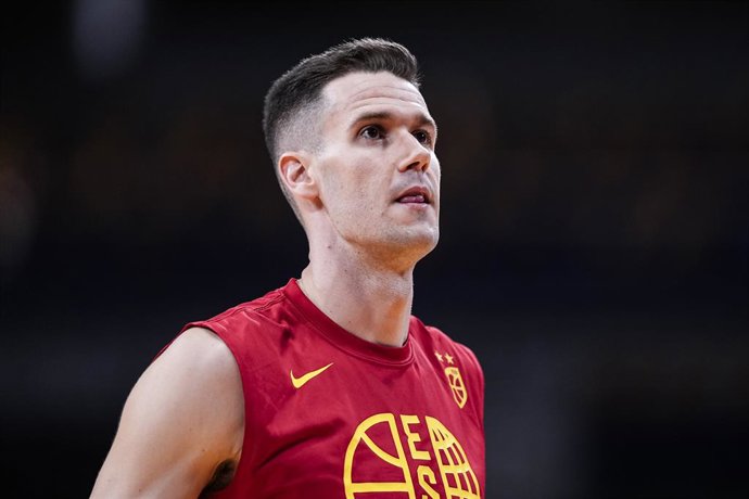 Xabier Lopez-Arostegui, da Espanha, observa durante o Torneio Cidade de Madri, partida de basquete disputada entre Espanha e Alemanha na Madrid Arena em 21 de agosto de 2025 em MADRID, Espanha.