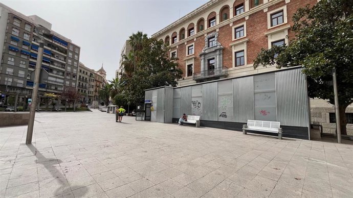 La plaza de la Constitución con chapas en el acceso al aparcamiento.