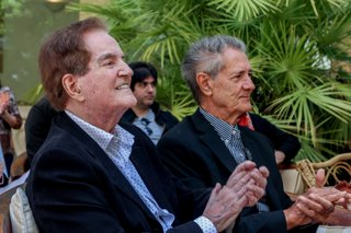 Archivo - Els integrants del Duo Dinàmic, Manuel de la Calva (i) i Ramón Arcusa (d), aplaudeixen durant la concessió de la Medalla d'Honor de l'SGAE, a la seu de SGAE de Madrid