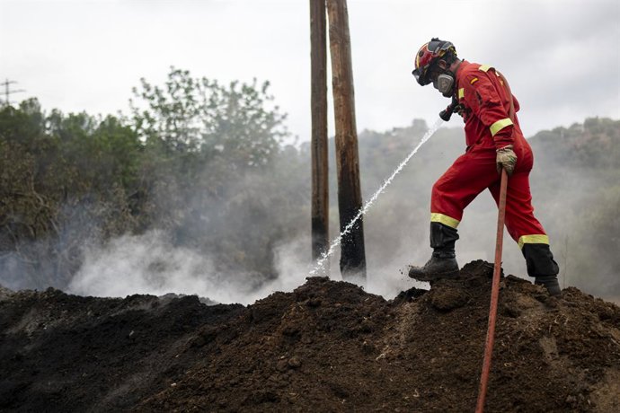 Archivo - Arxiu - Efectius de la UME treballen en una zona afectada per l'incendi, a 9 de juliol de 2025, a Xerta (Tarragona).