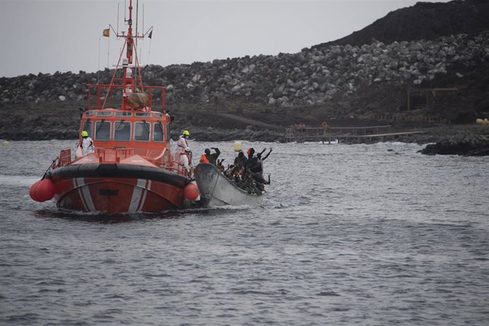 Archivo - Un barco de Salvamento Marítimo rescata a varios migrantes en un cayuco a su llegada al puerto de La Restinga, en El Hierro.