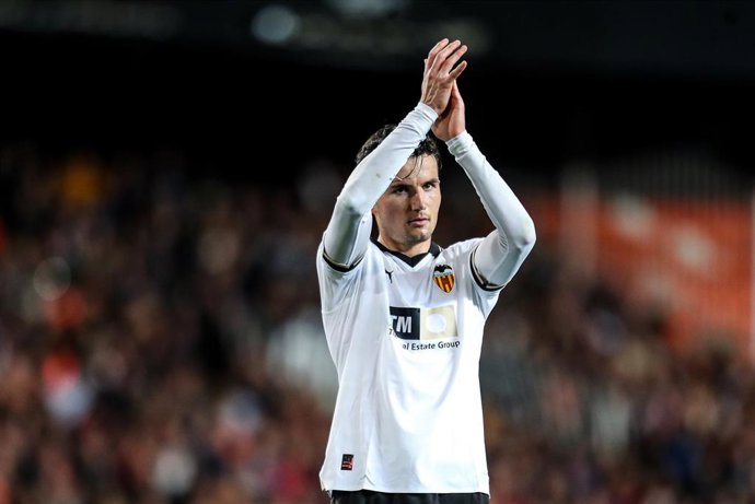 Archivo - Hugo Guillamón aplaude a la grada de Mestalla durante un partido del Valencia CF