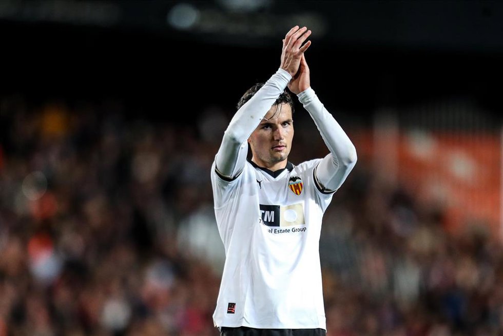 Archivo - Hugo Guillamón aplaude a la grada de Mestalla durante un partido del Valencia CF