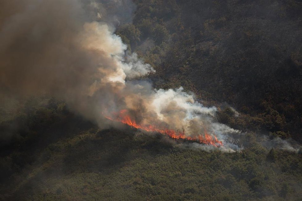 Efectivos aéreos de los bomberos durante las labores de extinción del incendio de Avión, a 25 de agosto de 2025, en Avión, Ourense (España).
