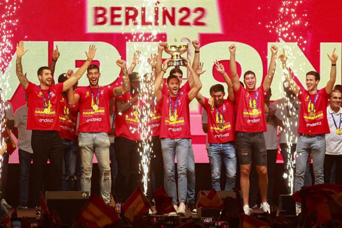 Archivo - Los jugadores de la selección española celebran en Madrid con la afición la conquista del Eurobasket de 2022