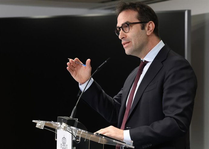 Archivo - El ministro de Economía, Comercio y Empresa, Carlos Cuerpo, ofrece declaraciones a los medios tras la reunión con las patronales de las entidades bancarias y cajas de ahorro, las asociaciones de mayores y usuarios financieros, así como con el De