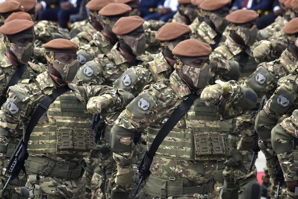 Archivo - Imagen de archivo de un desfile militar en Costa de Marfil