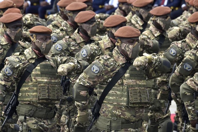 Archivo - GRAND-BASSAM, Aug. 9, 2024  -- Soldiers take part in a military parade marking the 64th anniversary of Cote d'Ivoire's independence in Grand-Bassam, Cote d'Ivoire, Aug. 7, 2024.