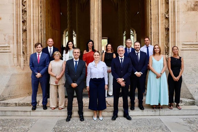 La presidenta del Govern, Marga Prohens, junto al equipo de la Conselleria de Educación y Universidades.