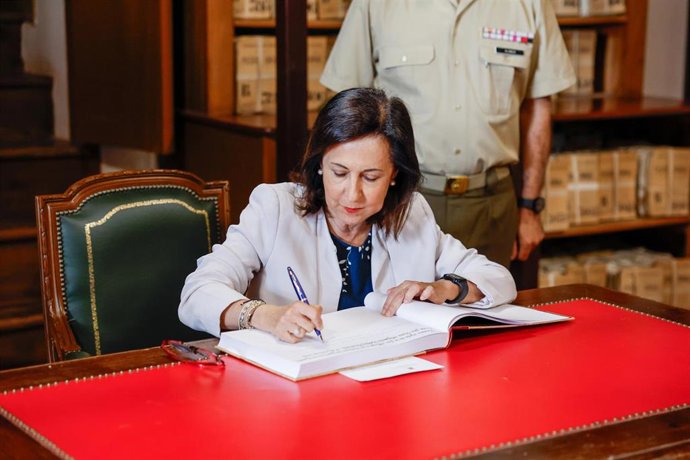 Archivo - La ministra de Defensa, Margarita Robles, en el Archivo Militar de Segovia.