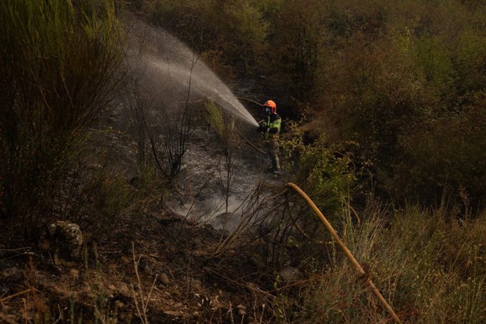 Evacuadas cinco localidades ante el avance de los incendios de Molinaseca y Garaño (León)