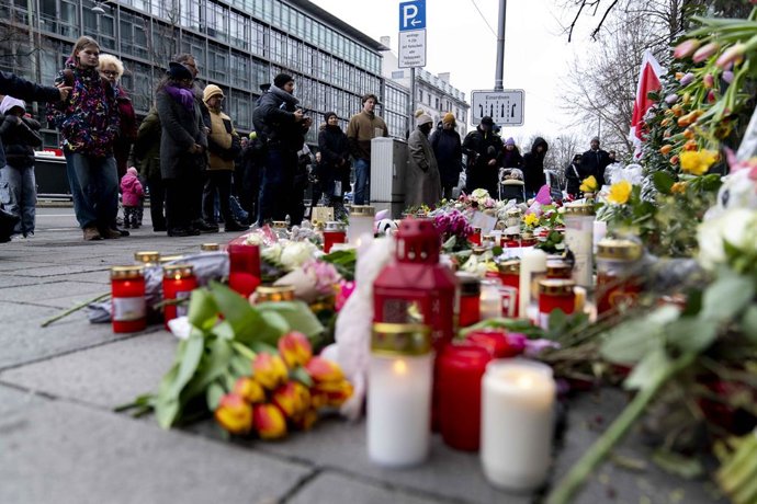 Archivo - February 16, 2025, Munich, Bavaria, Germany: People gathering for commemoration with flowers and candles at the scene of a suspected terror attack in the Bavarian capital Munich on February 13. A 24-year-old Afghan has injured several people att