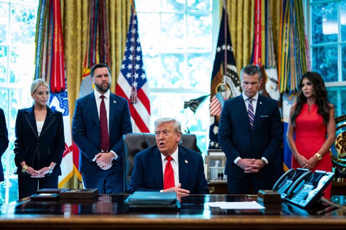 25 de agosto de 2025, Washington, Distrito de Columbia, EUA: Pam Bondi, procuradora-geral dos EUA, a partir da esquerda, o vice-presidente dos EUA JD Vance, o presidente dos EUA Donald Trump, Pete Hegseth, secretário de defesa dos EUA, e Kristi Noem, secr