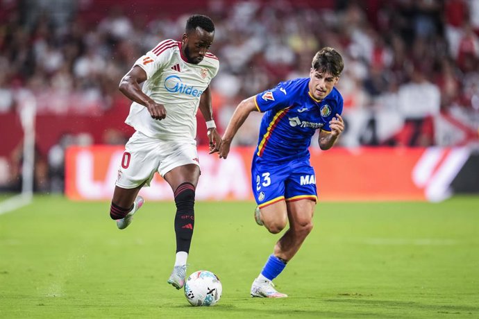 Dodi Lukebakio of Sevilla FC and Adrian Liso of Getafe CF in action during the Spanish league, LaLiga EA Sports, football match played between Sevilla FC and Getafe CF at Ramon Sanchez-Pizjuan stadium on August 25, 2025, in Sevilla, Spain.