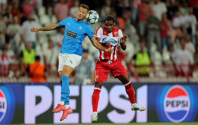 BELGRADO, 20 de agosto de 2025 -- Felício Milson (dir.), do Crvena Zvezda, disputa com Mislav Orsic, do Pafos, durante a partida de futebol do jogo de ida dos play-offs da Liga dos Campeões da UEFA entre Crvena Zvezda e Pafos em Belgrado, Sérvia, em 19 de