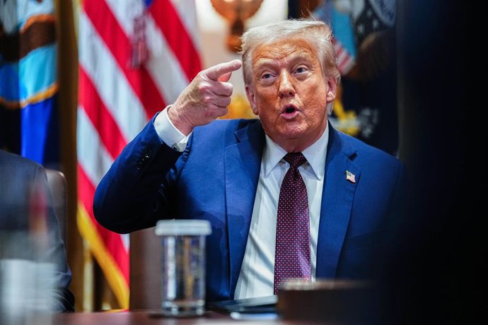 26 de agosto de 2025, Washington, Distrito de Columbia, EUA: O presidente dos Estados Unidos, Donald J. Trump, responde a uma pergunta de um repórter enquanto preside uma reunião de gabinete na sala de gabinete da Casa Branca em Washington, DC, EUA, na te