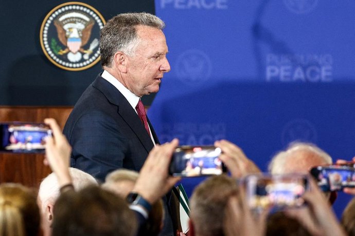 EUA, ANCHORAGE - 15 DE AGOSTO DE 2025: O enviado presidencial especial dos EUA, Steve Witkoff, chega para uma coletiva de imprensa conjunta dos presidentes Donald Trump, dos EUA, e Vladimir Putin, da Rússia, após sua reunião na Base Conjunta Elmendorf-Ric