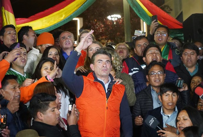 LA PAZ, 18 de agosto de 2025 -- O candidato à presidência da Bolívia Rodrigo Paz Pereira (frente) fala a seus partidários em La Paz, Bolívia, em 17 de agosto de 2025.   O Supremo Tribunal Eleitoral da Bolívia anunciou no domingo que a eleição presidencial