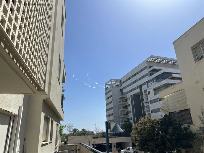 Archivo - Rastros de humo dejados por los interceptores de defensa aérea en el cielo de la ciudad de Modiin, en el centro de Israel