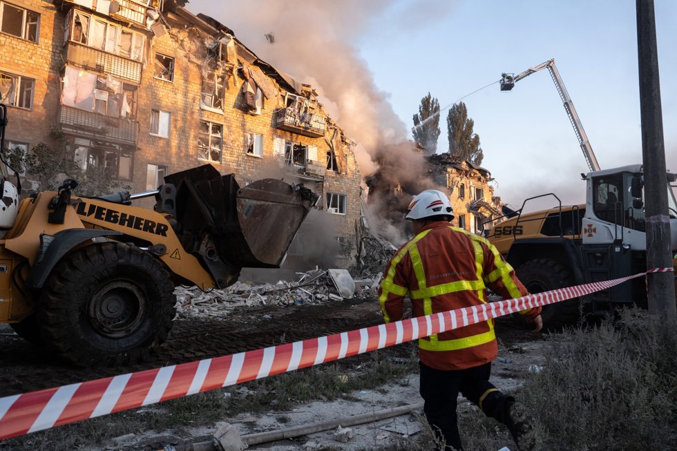 28 August 2025, Ukraine, Kiev: Ukrainian emergency services inspect the damage caused by an overnight Russian attack on a civilian apartment building. Photo: Patryk Jaracz/SOPA Images via ZUMA Press Wire/dpa