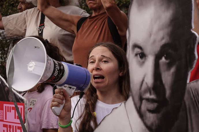 28 August 2025, ---, Jerusalem: Hostage families and supporters gather near the Israeli Prime Minister's private residence, calling for an urgent deal to secure the release of the remaining 50 Israelis held in Gaza for 692 days.